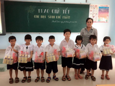 Trao quà tết cho học sinh nghèo đón tết 2017