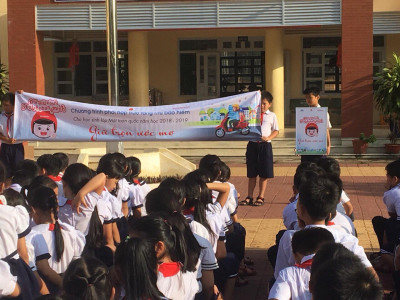 Nhà trường trao tặng nón bảo hiểm cho Học sinh lớp 1 năm học 2018-2019