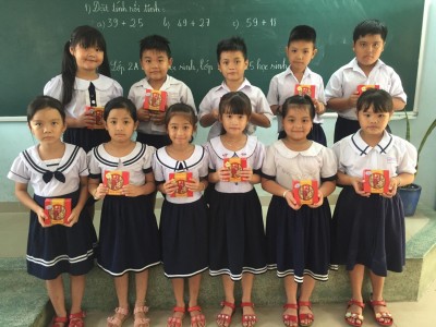 Trao quà Tết Trung thu cho các em học sinh năm học 2019-2020