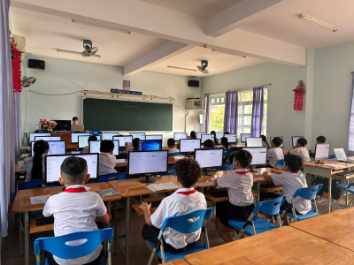 Học sinh khối 3 tham gia khảo sát năng lực trực tuyến