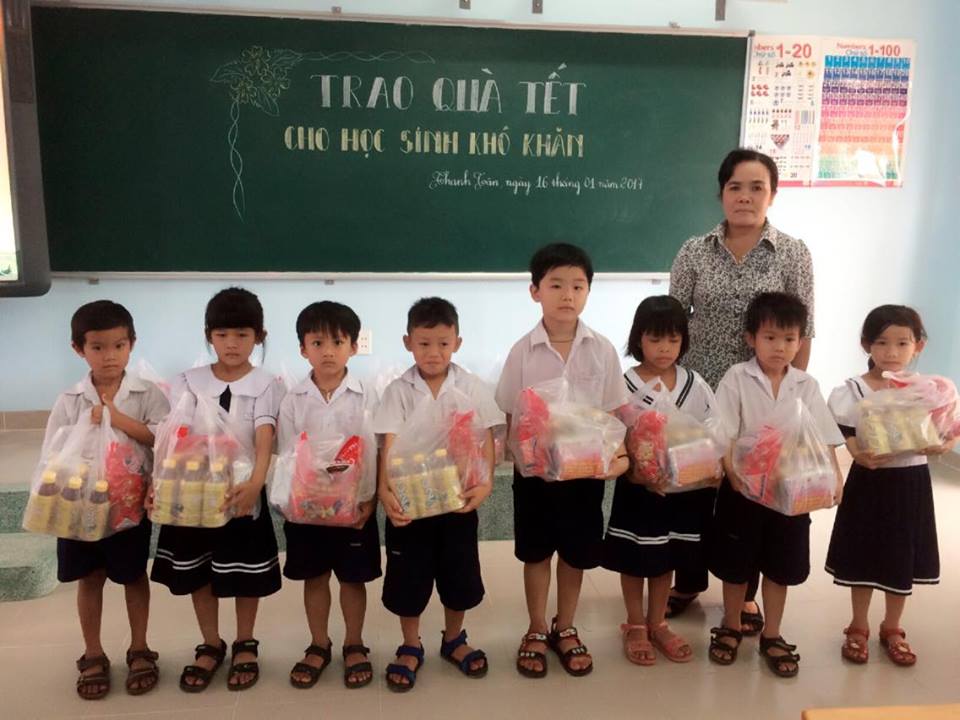 Trao quà tết cho học sinh nghèo đón tết 2017