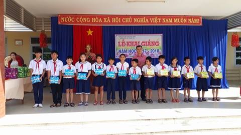 HỌC SINH NGHÈO NHẬN QUÀ