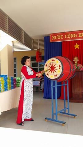 HIỆU TRƯỞNG ĐÁNH TRỐNG MỪNG KHAI GIẢNG NĂM HỌC MỚI