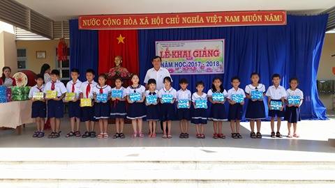 HỌC SINH NGHÈO NHẬN QUÀ