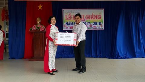LÃNH ĐẠO XÃ TRAO QUÀ MỪNG NĂM HỌC MỚI