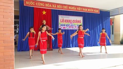 HỌC SINH LỚP 5 MÚA HÁT
