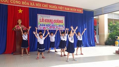 HỌC SINH MÚA HÁT