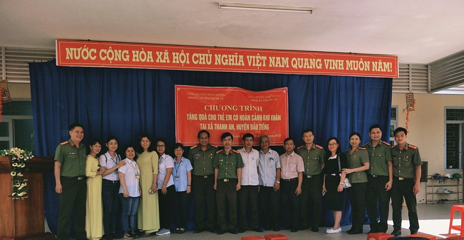 Phòng An ninh Kinh tế- Công an Bình Dương và các đơn vị , các nhà hảo tâm trao học bổng cho học sinh có hoàn cảnh khó khăn năm học 2019-2020