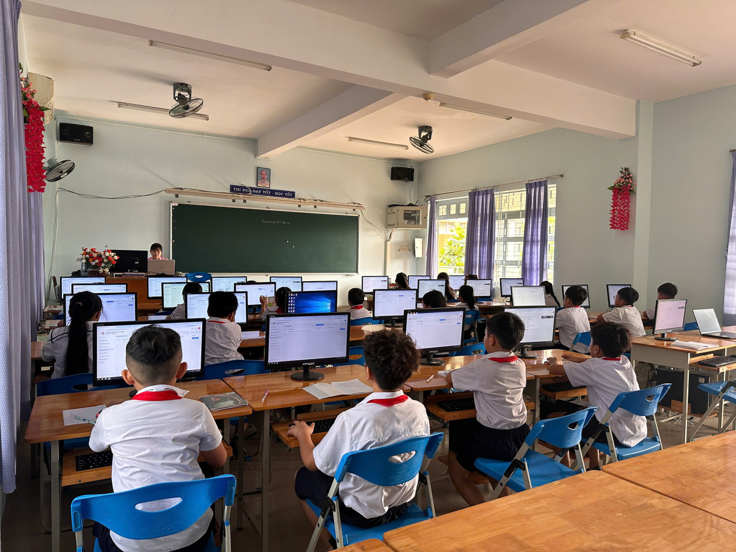 Học sinh khối 3 tham gia khảo sát năng lực trực tuyến